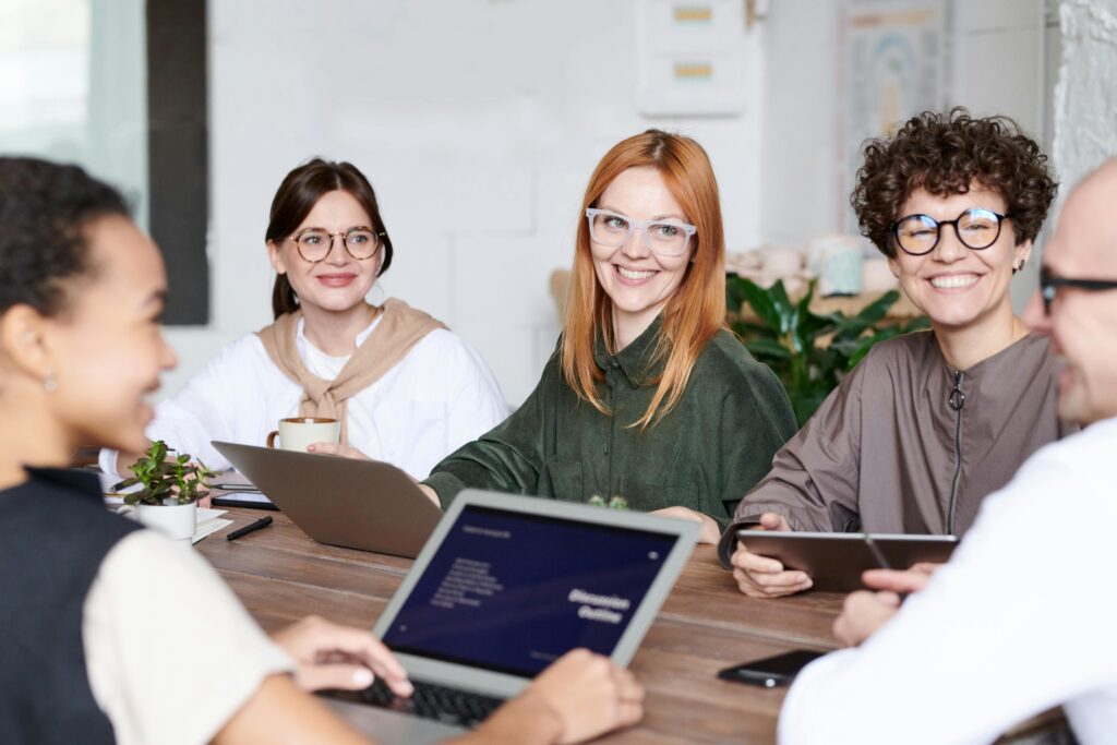 Formations Entreprises Diverse group of professionals collaborating in an office setting, focusing on teamwork and innovation.