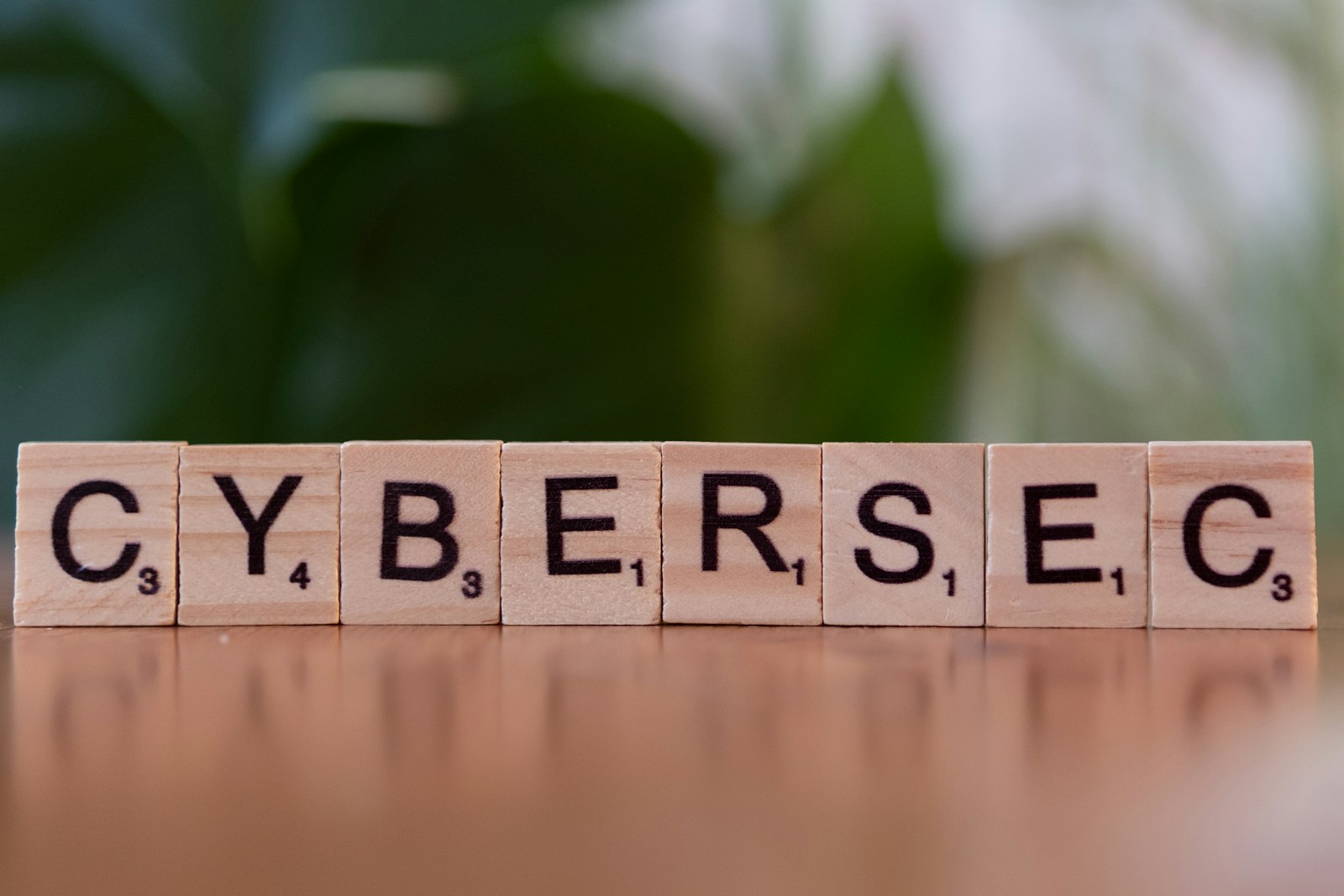 La Cybersécurité pour tous A wooden block spelling cybersec on a table