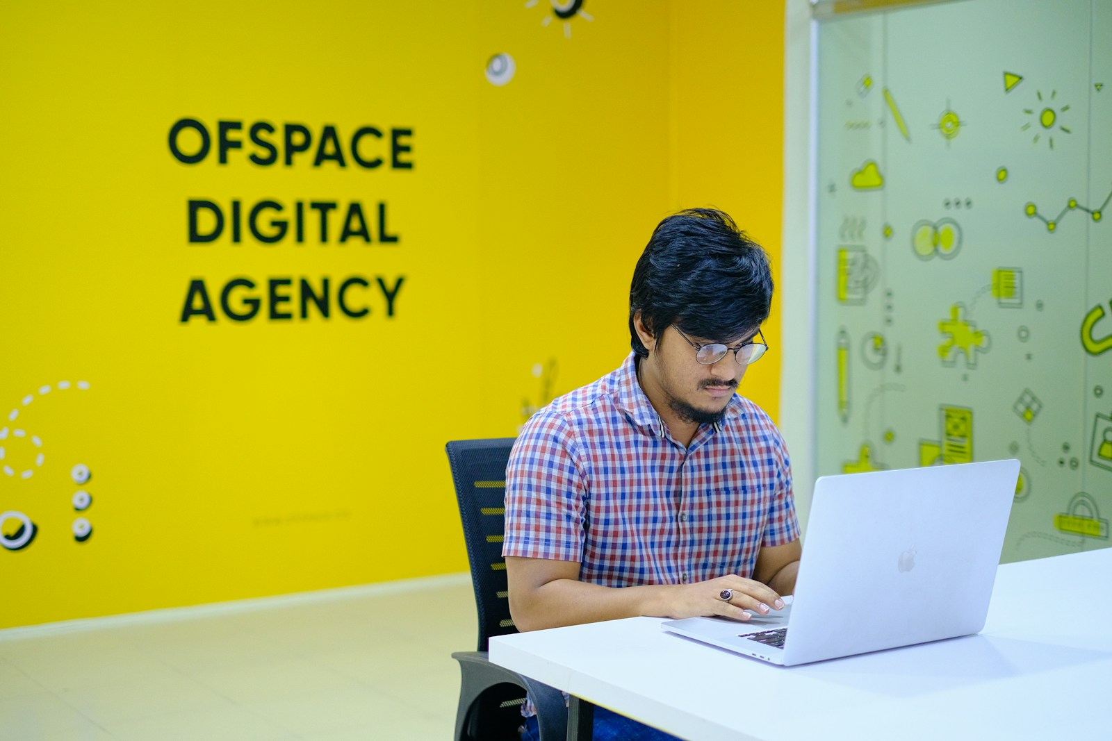 Gestion de Projet Digital – Les Fondamentaux man in blue and white checkered dress shirt sitting on black chair