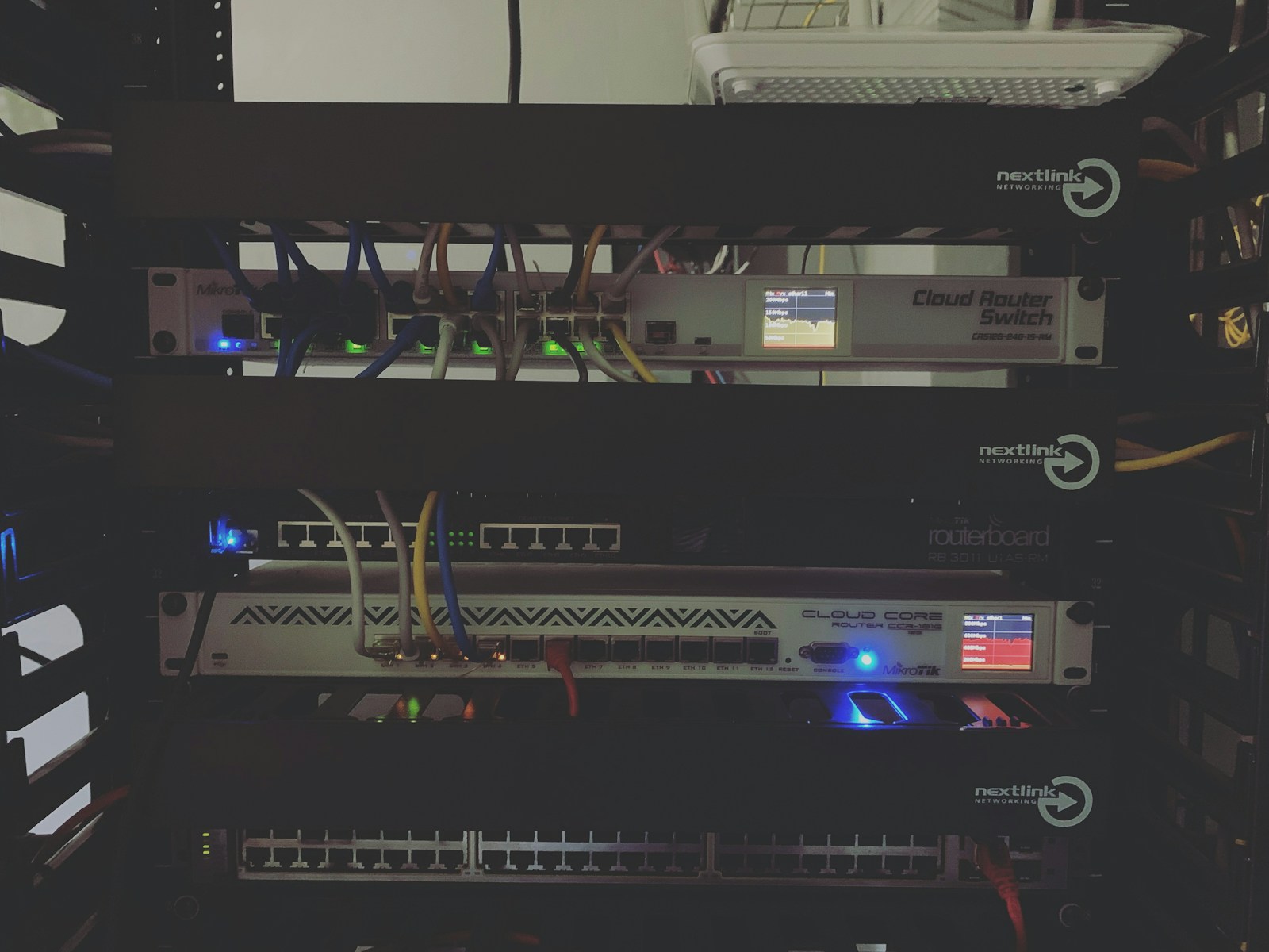 Les bases de l’Administration Informatique pour les PME black steel electronic device