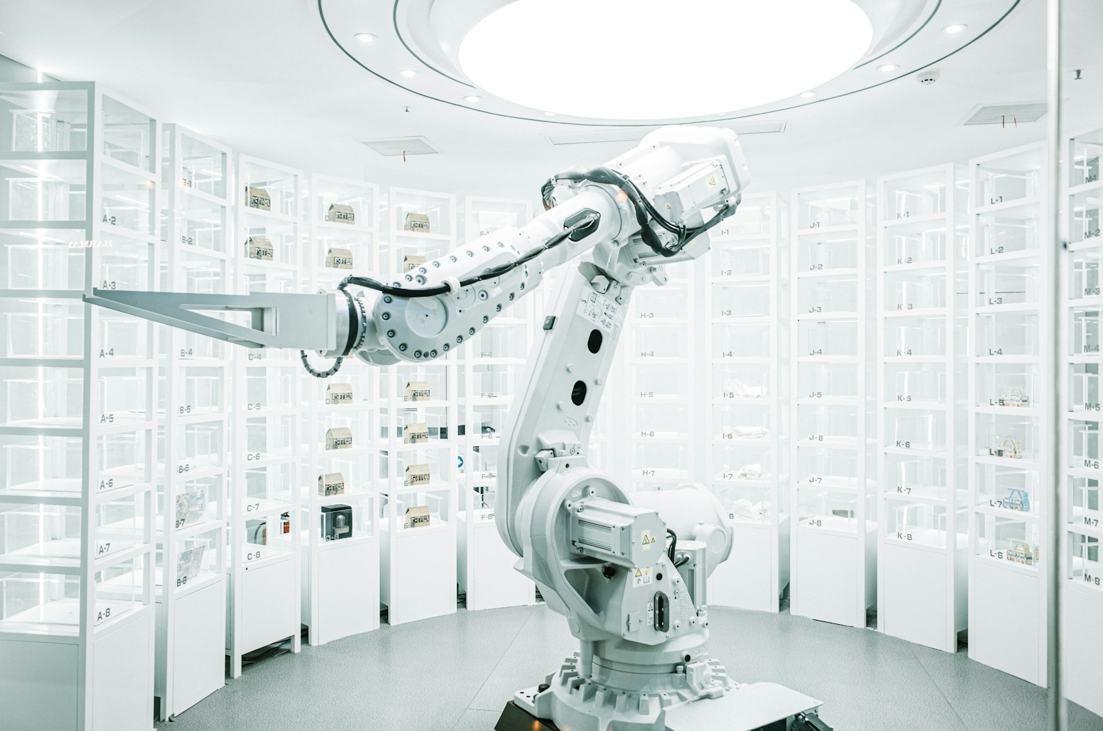 Automatisation des tâches & Scripts simples a room with many machines