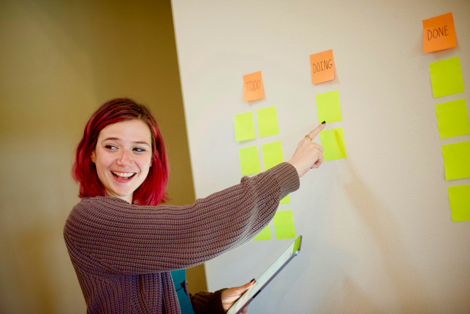 Méthodes Agiles & Scrum — Initiation woman in gray sweater holding white and yellow sticky notes