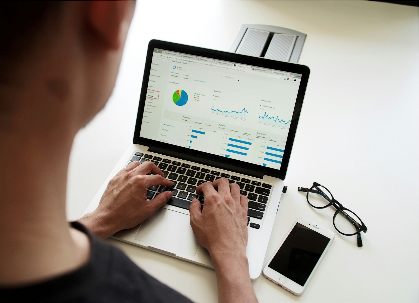 Data & Tableaux de bord avec Power BI person using MacBook Pro