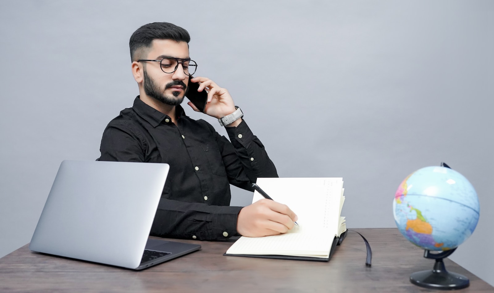 Communication Professionnelle & Collaboration Digitale a man holding a pen and a book and a laptop