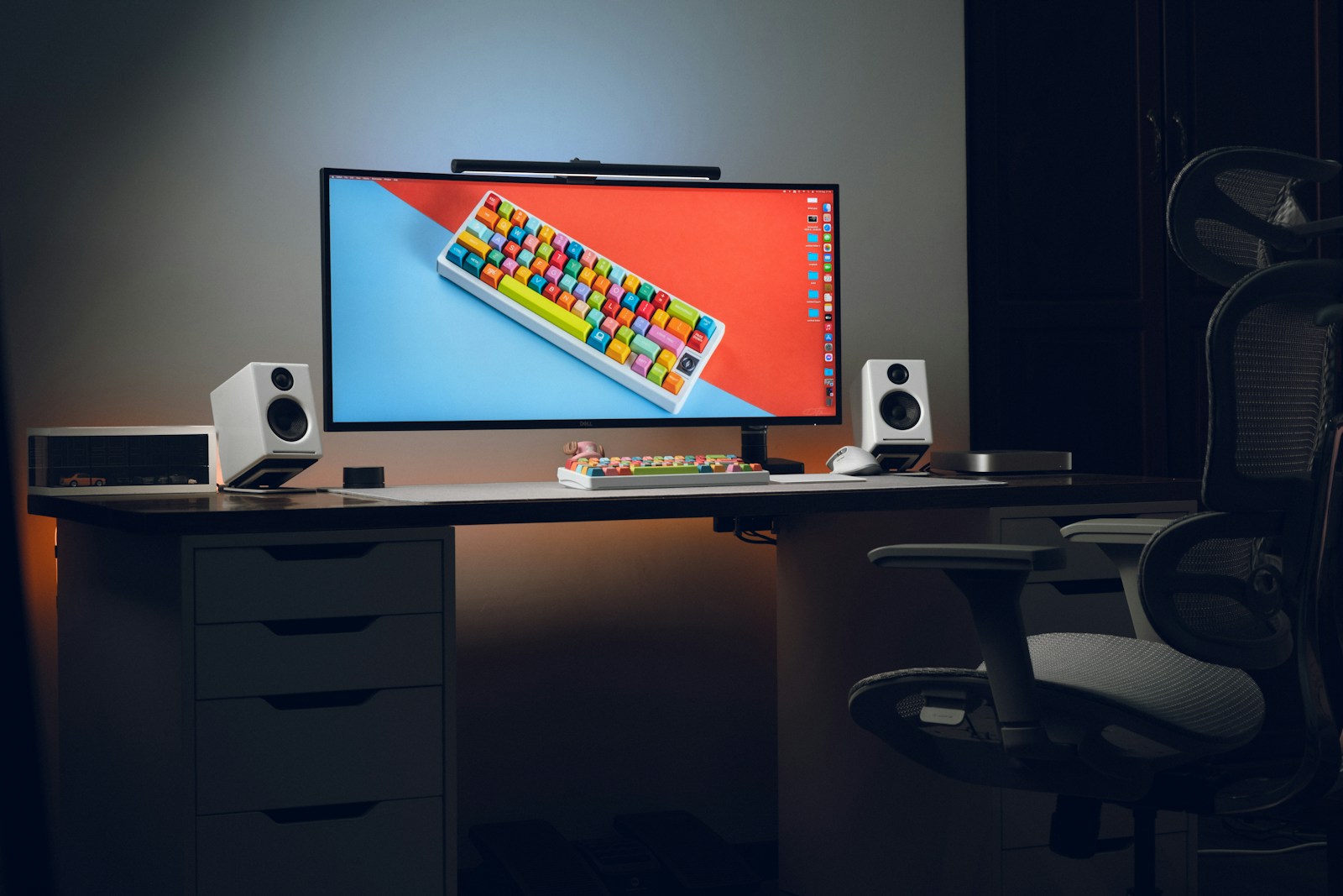 Automatiser sans coder pour accroître sa productivité A computer monitor sitting on top of a desk